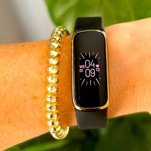 Fitbit - Luxe Fitness Tracker +2 bands and 2 chargers